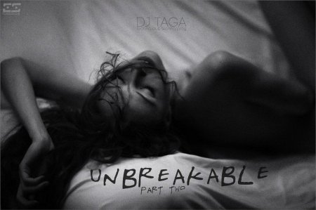 Девушка в постели ночью