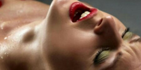 Женщина стонет