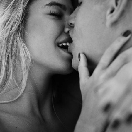 Поцелуй с языком блондинки