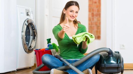 Женщина убирается