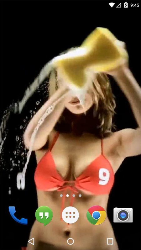 Девушка моет экран живые обои