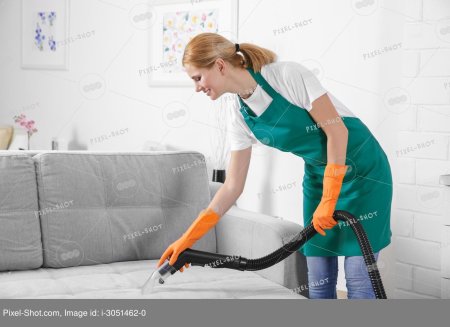 Женщина пылесосит