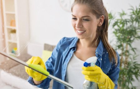 Женщина моет стену