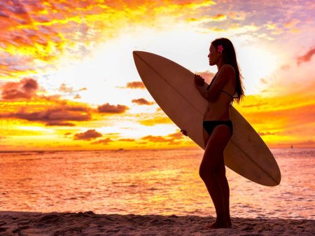 Девушка в бикини с доской для серфинга