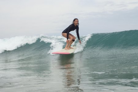 Джейлан Амор серфер