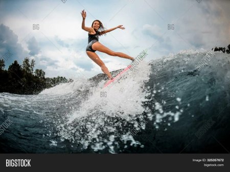 Девушка на вейксерфе