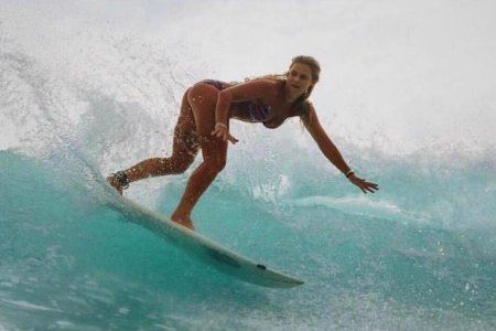 Сара Герхардт серфер