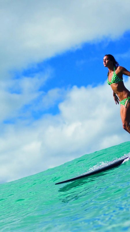 Девушка на серфинге