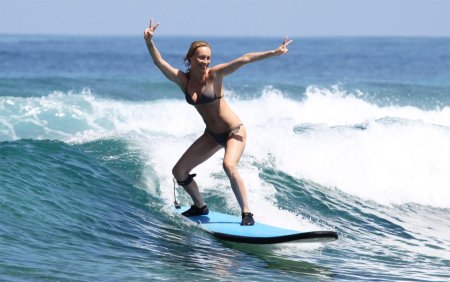 Софи Хелльер серфинг