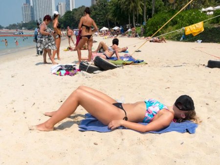 Голове девушки на пляже