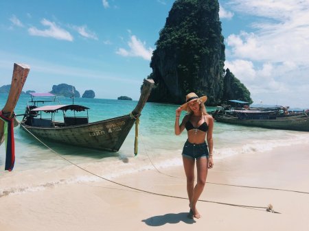 Девушка на пляже