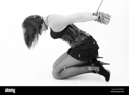 Связанная на коленях