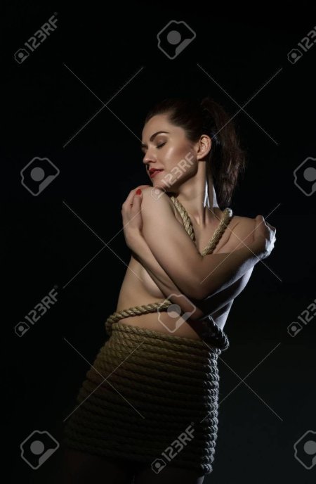 Связанные женщины