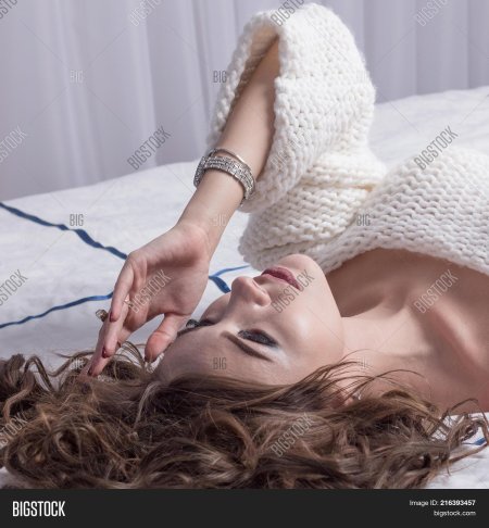 Девушка в кровати