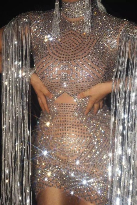 Короткое серебряное платье в стразах