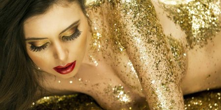 Девушка в блестках