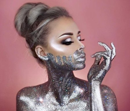 Девушка в блестках