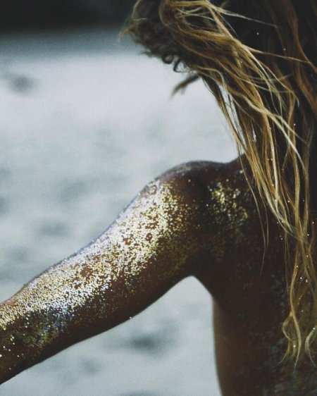 Девушка в блестках