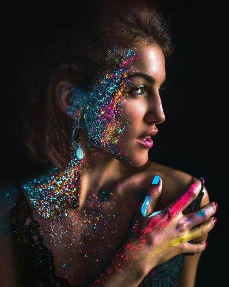 Девушка в блестках