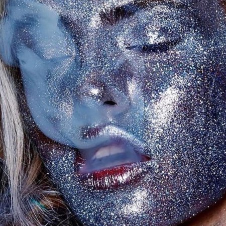 Лицо в блестках