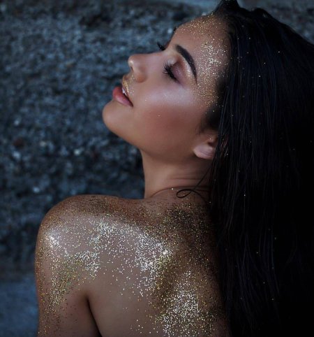 Девушка в блестках