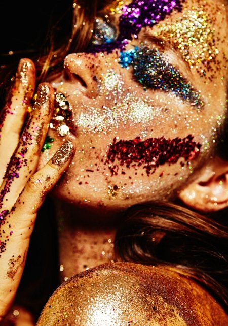 Блестки на лице