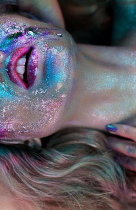 Девушка в блестках