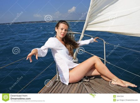 Девушка на яхте