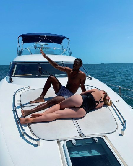 Девушка на яхте