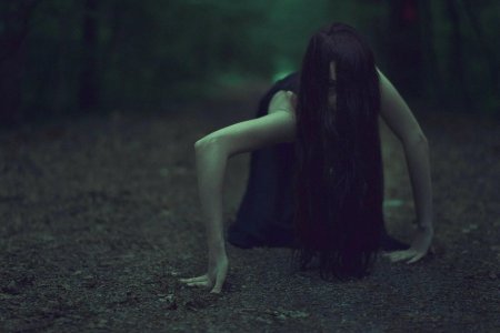 Страшная девушка с черными волосами