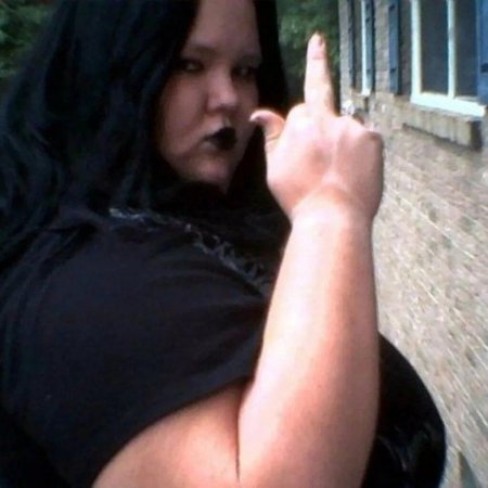 Толстая женщина с черными волосами