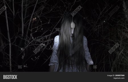 Девочка призрак с длинными волосами