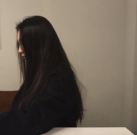 Девушка с длинными черными волосами