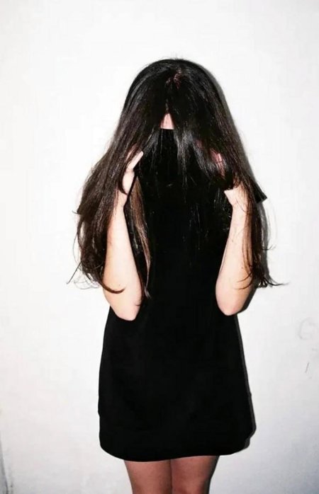 Девушка с черными волосами со спины