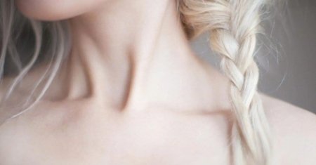 Девушка с белыми волосами