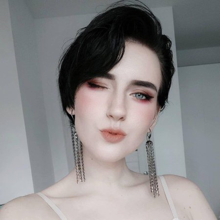 Фарфоровая кожа черные волосы