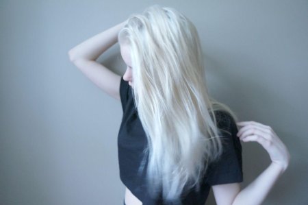 Чёрные волосы с белыми концами