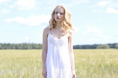 Девушка с бледной кожей