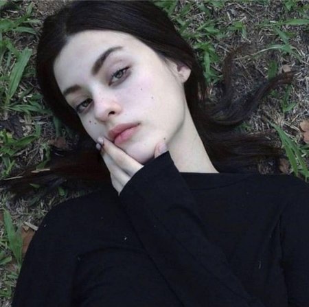 Бледная девушка