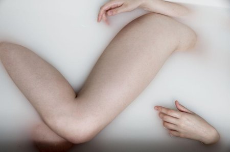 Бледное женское тело