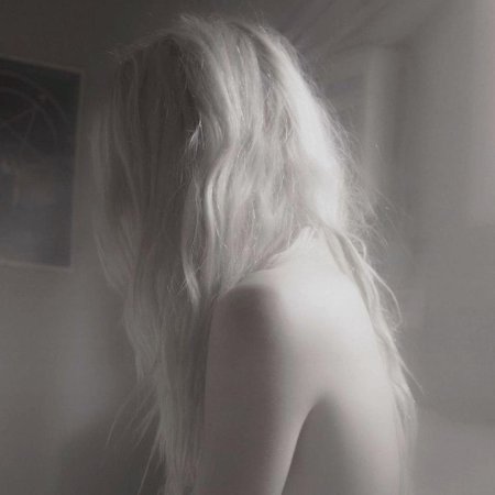 Белые волосы