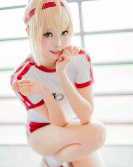 Eeelyeee косплей