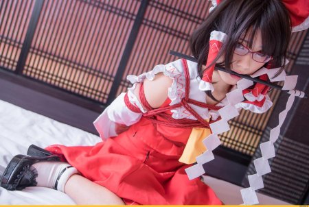 Reimu hakurei Cosplay