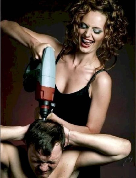 Девушка сверлит