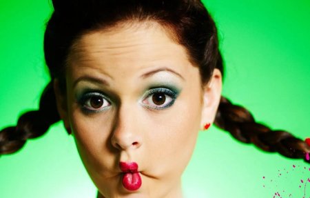 Девушка смешная