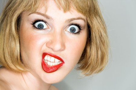 Женщина кривляется