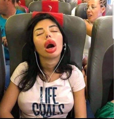 Женщина с открытым ртом