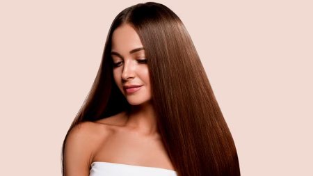 Девушка с идеально гладкими волосами