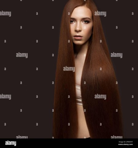 Девушка с идеально гладкими волосами