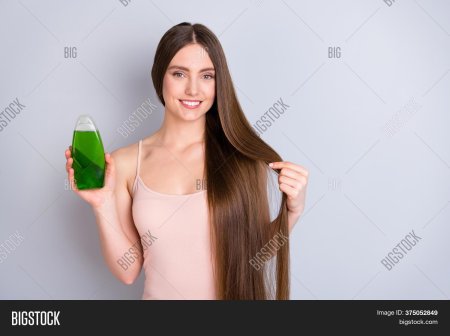 Девушка держит в руках шампунь